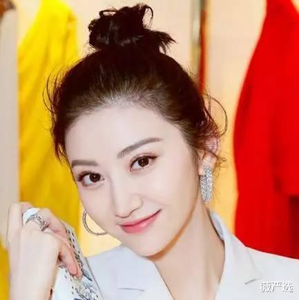 化妆师|明星们丢弃“美妆蛋”改用“粉底刷”，化妆师透漏原因：太吃粉！