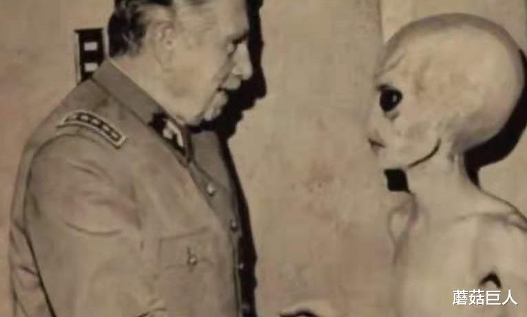 UFO 奇怪的东方光头人,真实的仿人类黑衣人,外星黑眼人不是传说