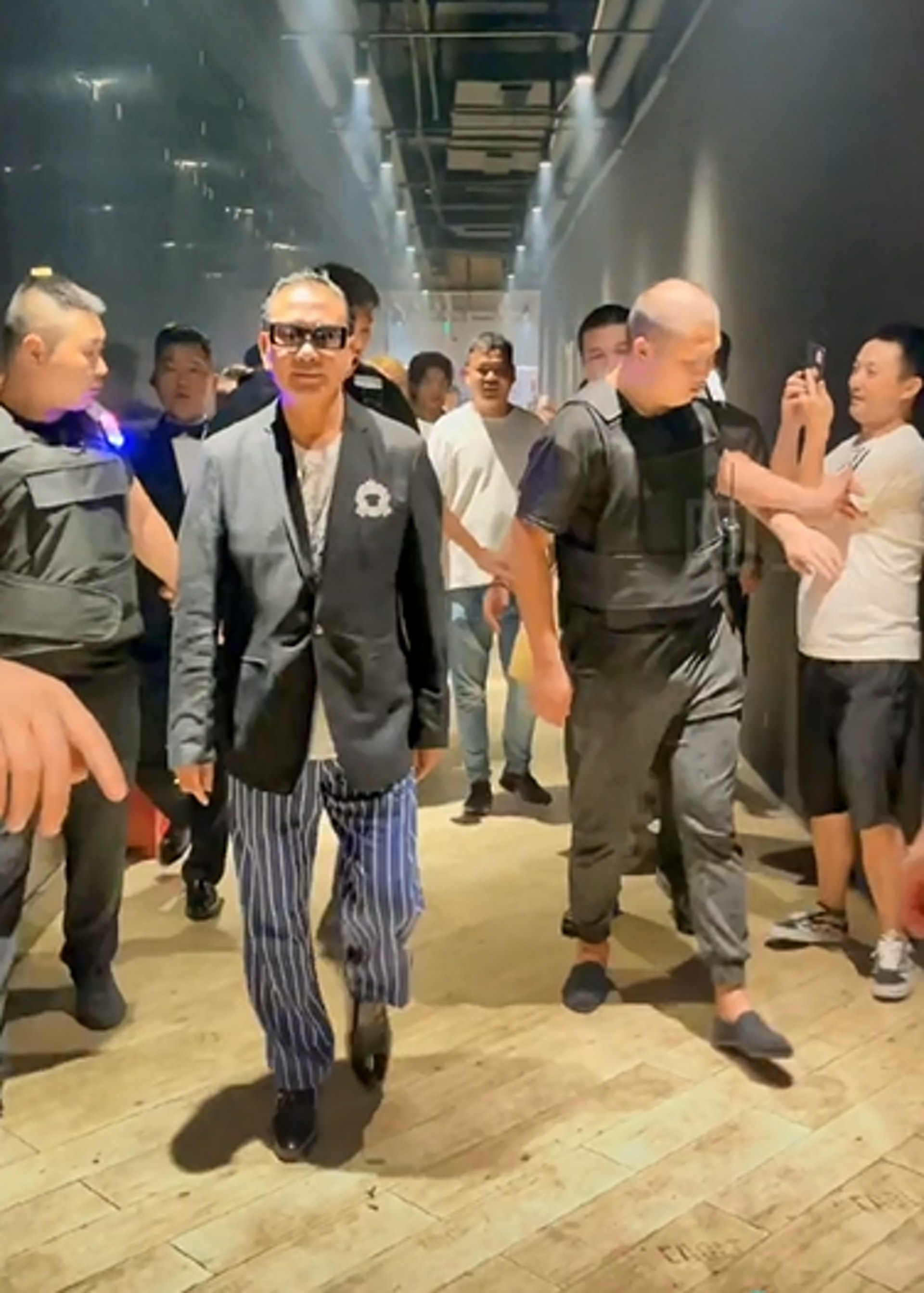 万梓良|63岁万梓良现身夜店商演，人气火爆引辣妹关注，鞋子被踩怒斥粉丝