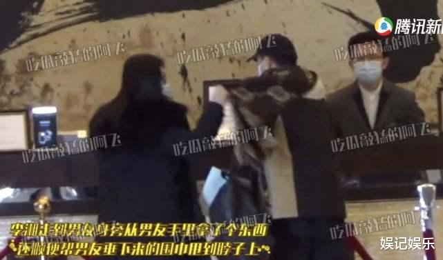 李湘|李湘跟“意中人”酒店同居？带大件收纳箱像在搬家，男子高挑又帅气