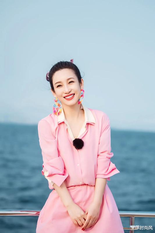 秦海璐搭配“大反轉”，海邊穿粉色套裝好自然，42歲打扮得像24-圖8