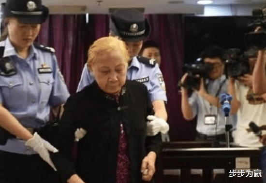 83岁老母毒杀46岁儿子,2017年主动报案时,哭诉:我实在养不动了