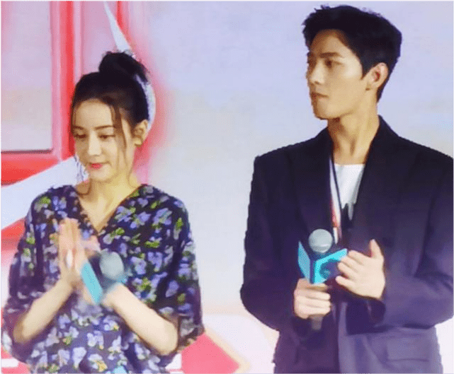 迪丽热巴|迪丽热巴凌晨现身机场，穿修身针织衫秀小蛮腰，遭代拍围堵鞋被踩掉了