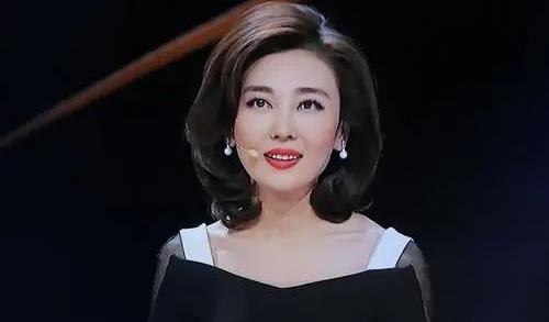 主持人|央视主持人被质疑嫁大20岁富二代，事业全靠后台捧，她却沉默了