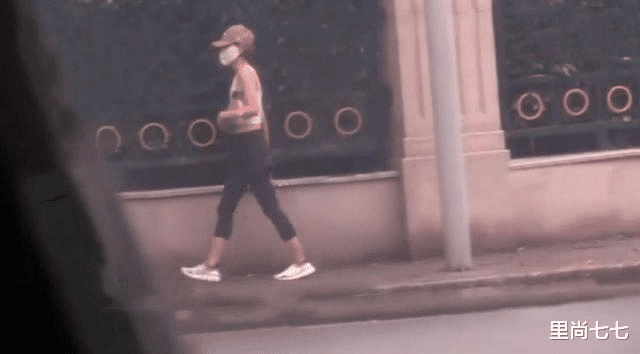 马伊琍|马伊琍私下穿衣太性感，穿紧身小背心身材快瘦成麻杆，却勒出副乳