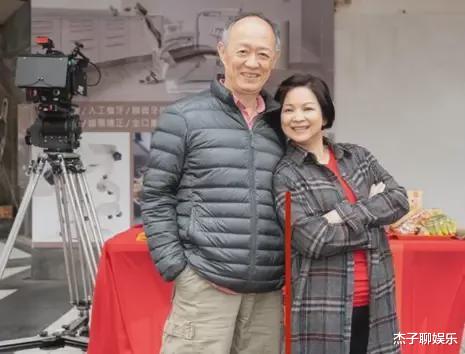 金士杰|57岁金士杰焕发新春,与22岁女学生一见钟情,花甲之年喜迎龙凤胎