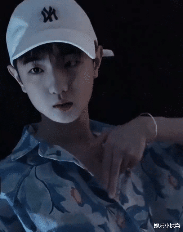 韩安冉|“吃个桃桃”凹硬汉人设失败，特晒花衬衫照，网友：泰国适合你