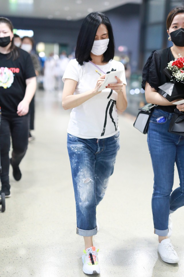 大表姐的时尚圈|50岁朱茵真低调，亮相机场没有一点“明星架子”，造型也很接地气