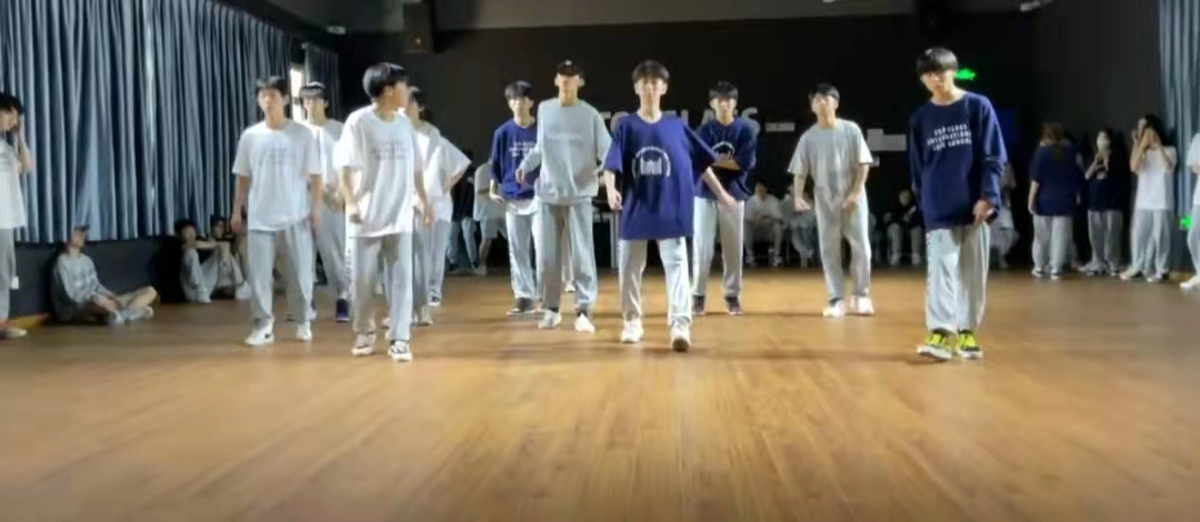 晋松|“鲁智深”罕晒14岁儿子，身高188时尚帅气，已签约公司或将出道