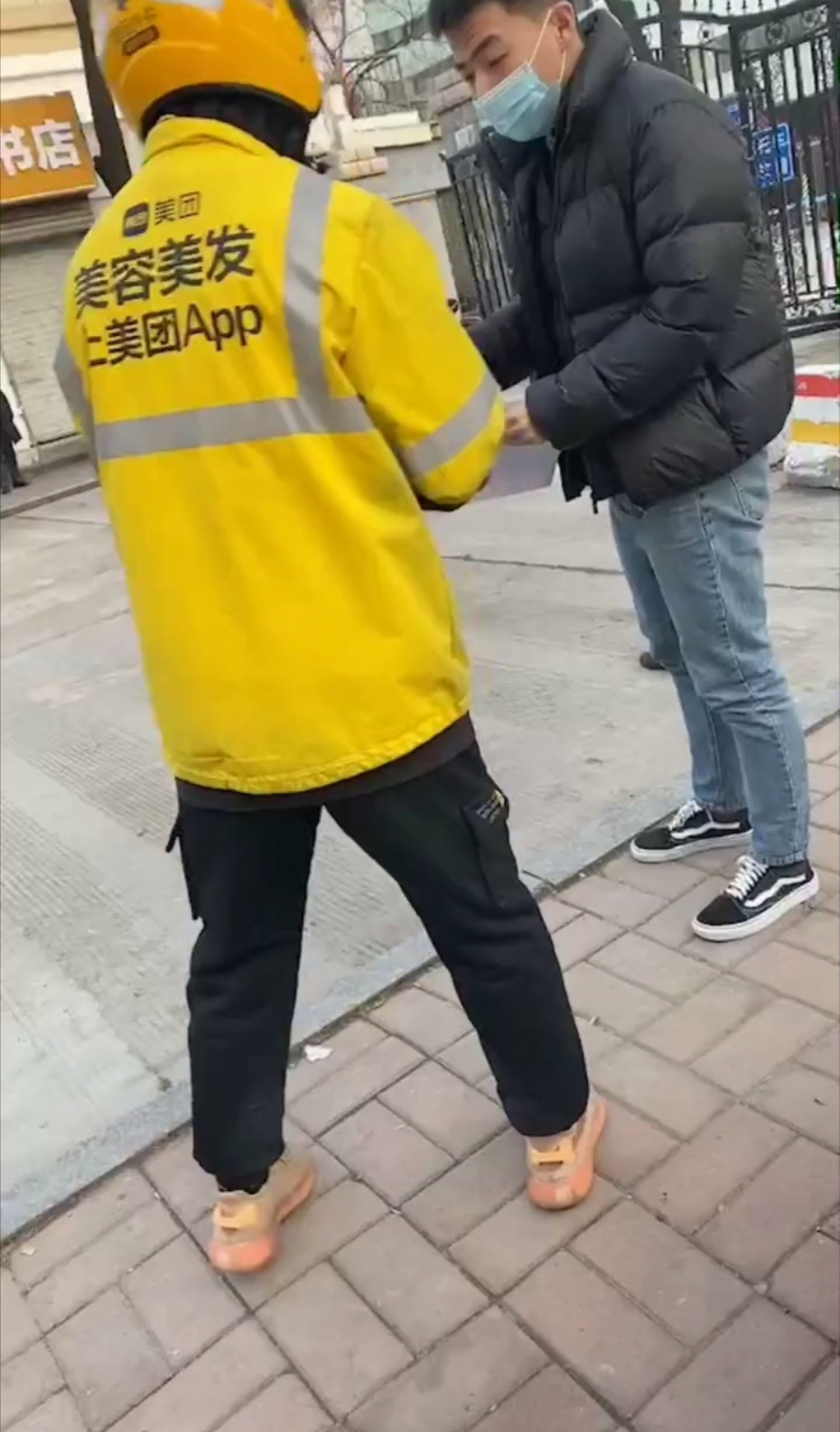 二十三 订单备注将酸奶摔男子脸上,济南外卖小哥接单后,真照做了