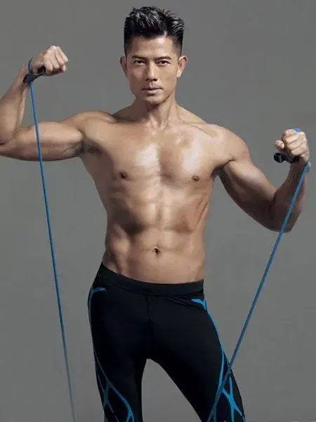 张家辉|拒绝娘炮！七大男星晒出肌肉照，黄晓明线条明显，张家辉彭于晏惊艳