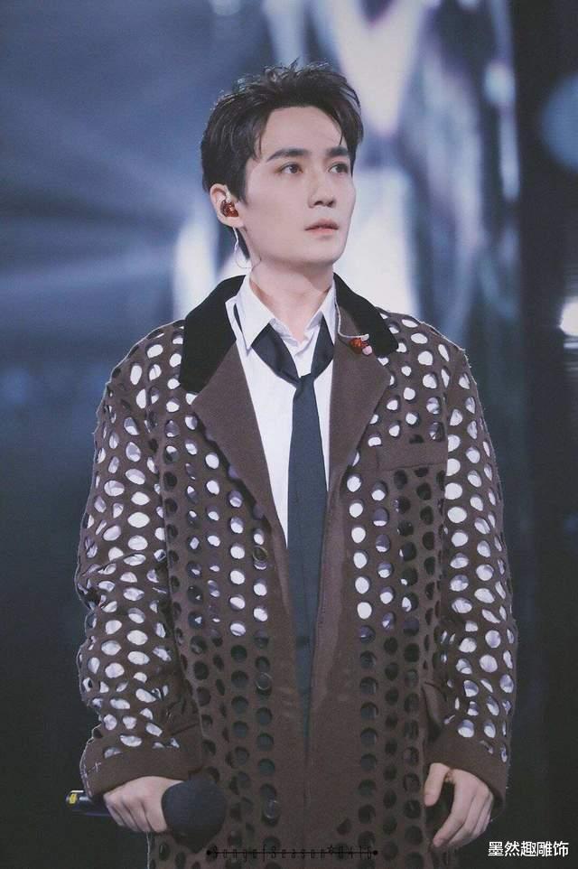 跨年|4位不参加跨年的优质青年,易烊千玺上新闻联播,肖战新剧播出!