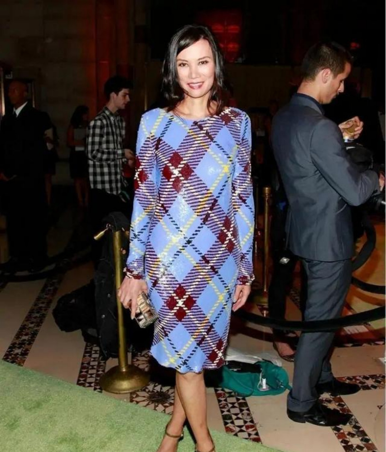 发型|邓文迪罕见换发型,烫微卷发好显年轻,配“露背礼服”哪像52岁