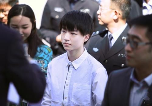 杨洋|人民大会堂不许化妆，杨洋让人不敢相信，看到周星驰好想哭