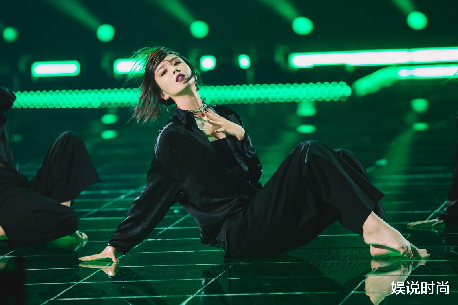 娱说时尚 佟丽娅放飞自我有多可怕,女团风感觉要飞起来了,挡不住的时尚