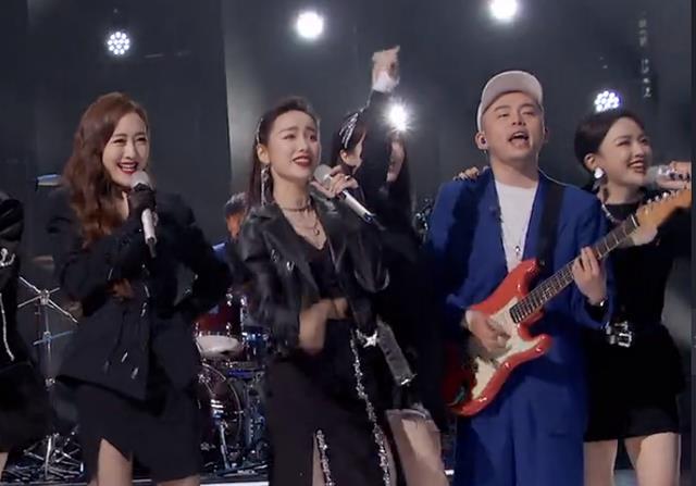 一只麦兜 47岁周迅被曝陷入姐弟恋，再度恋上音乐人，王菲也曾追看男方演出