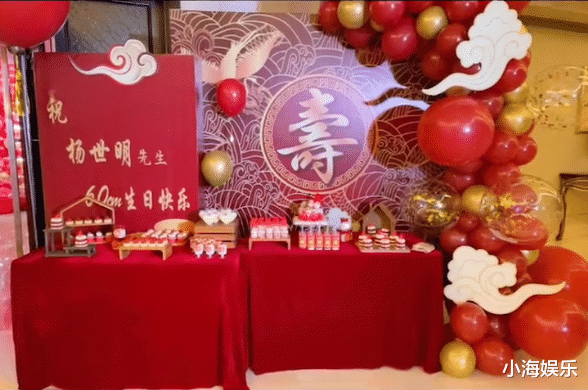 杨超越|杨超越回家为爸爸过寿，双手合十为爸爸祈愿，面对亲友低调有礼貌