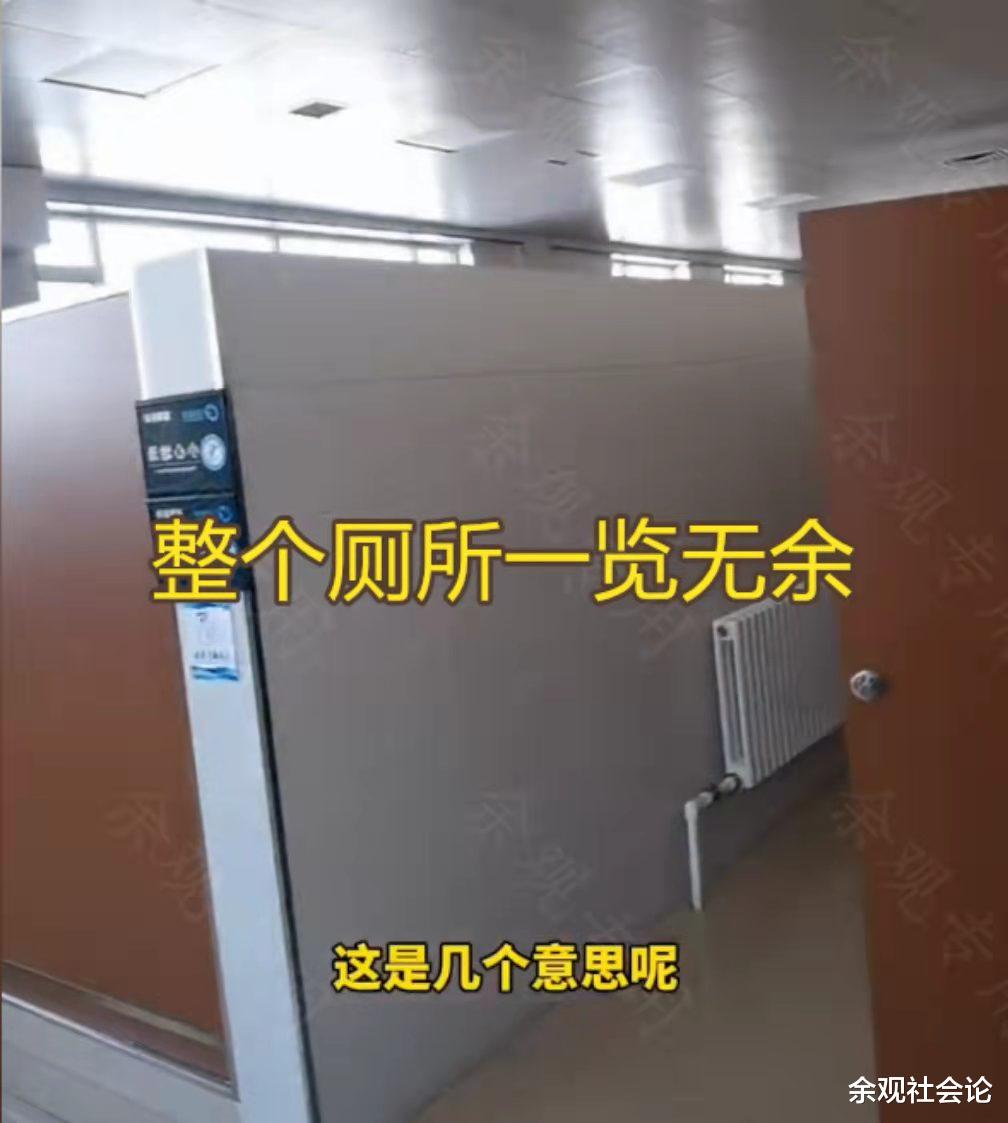 女子在服务区方便,抬头发现墙上竟有摄像头,厕所隔间内一览无余