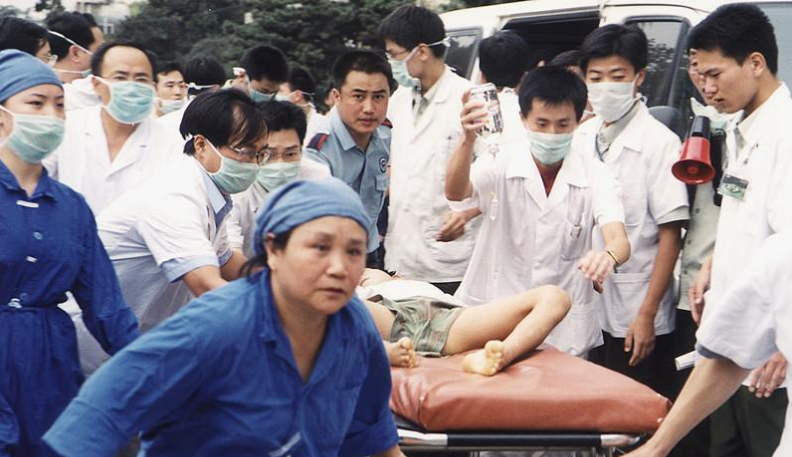 社评之家 2002年南京食物中毒事件解密，500医护人员奋力抢救，42人不幸离世，犯人被判死刑