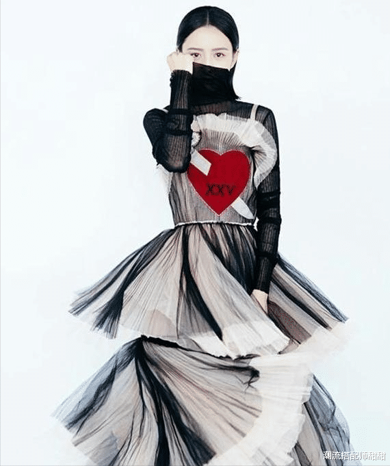 佟丽娅|佟丽娅这婚真是离对了，感觉胆子越来越大，穿衣服也越来越客气了