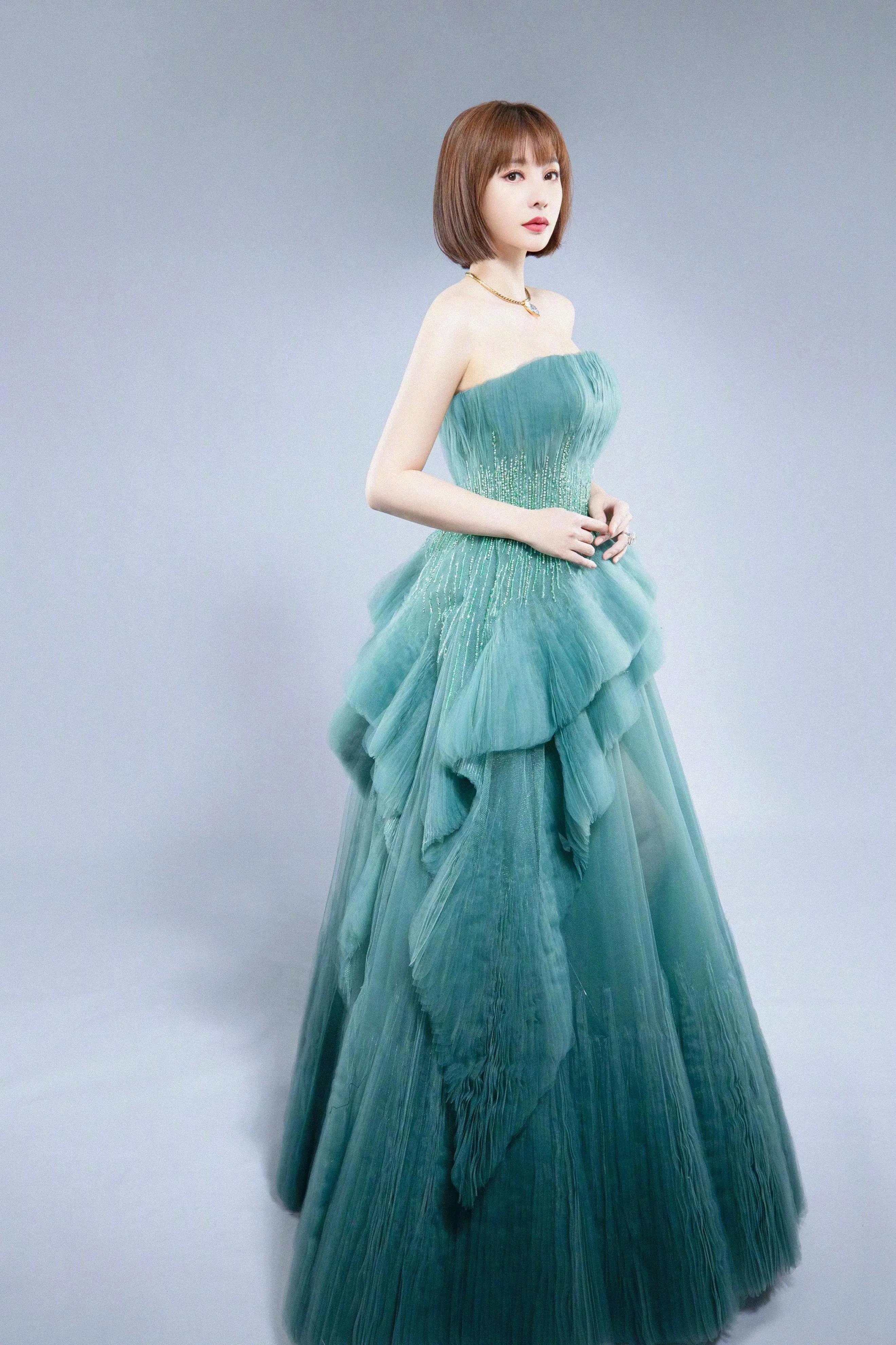 柳岩|性感女神柳岩写真图集，大秀玲珑曲线，火辣惊艳，不愧为宅男女神