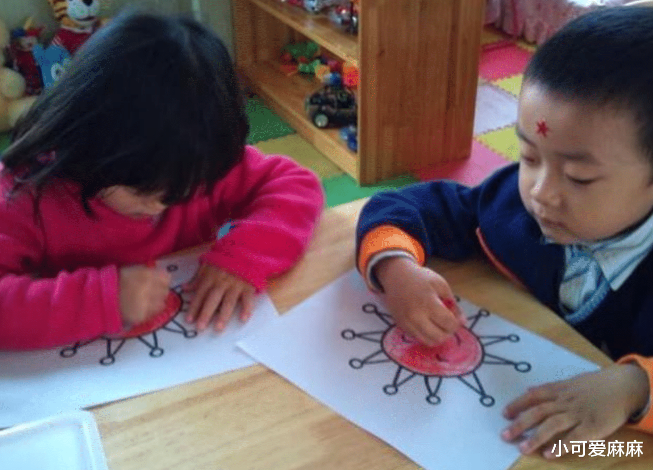 小可爱麻麻|给6岁的女儿报了兴趣班,回家画了一幅画,妈妈看后立马报警了
