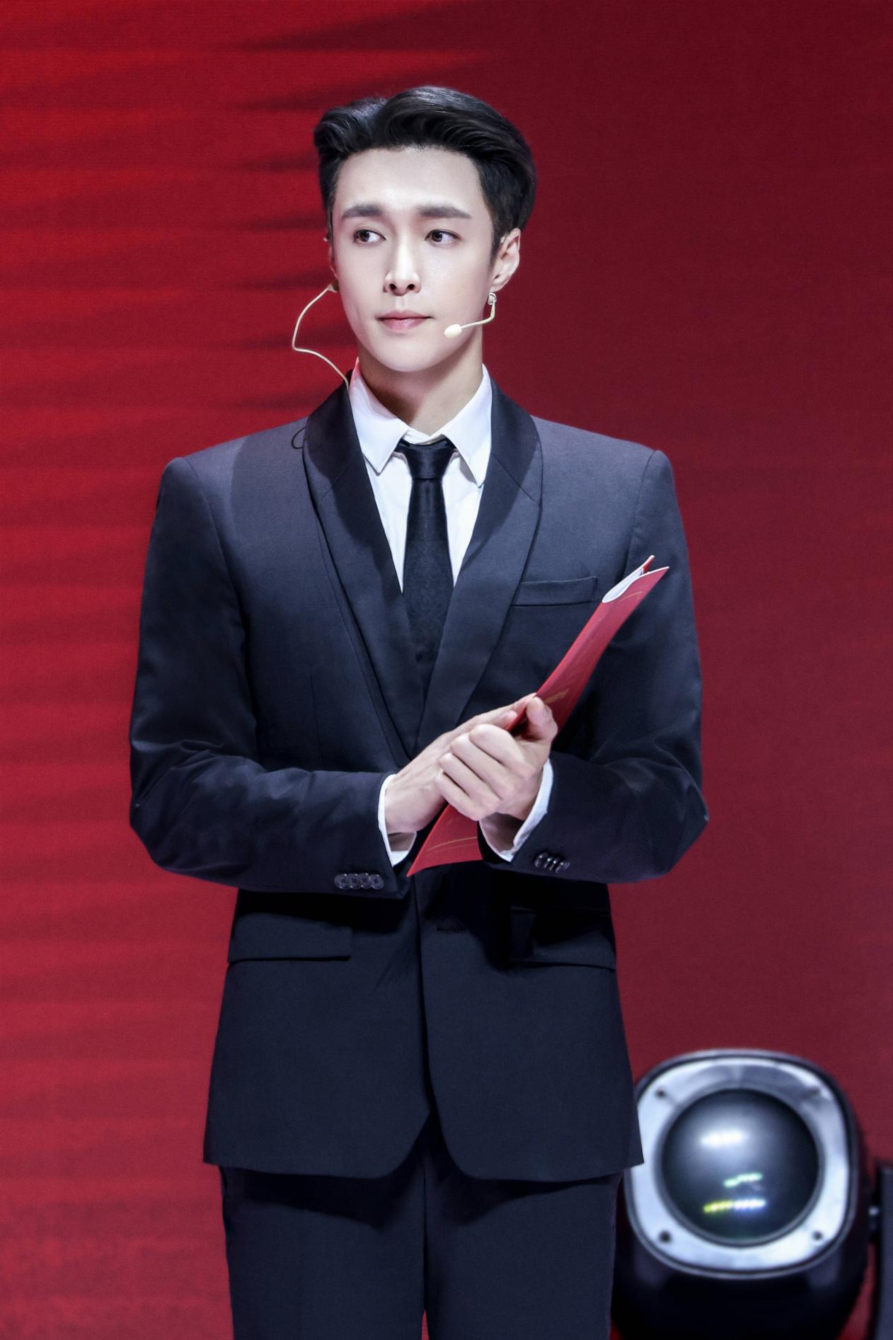 时尚圈的奇葩大喵|张艺兴成了发型试验田?国风刘海撞款权志龙海带头,一时难分伯仲