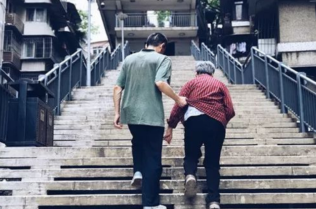 发型|6岁孙女偷偷给环卫工奶奶预约化妆,妆后惊艳众人:像公主