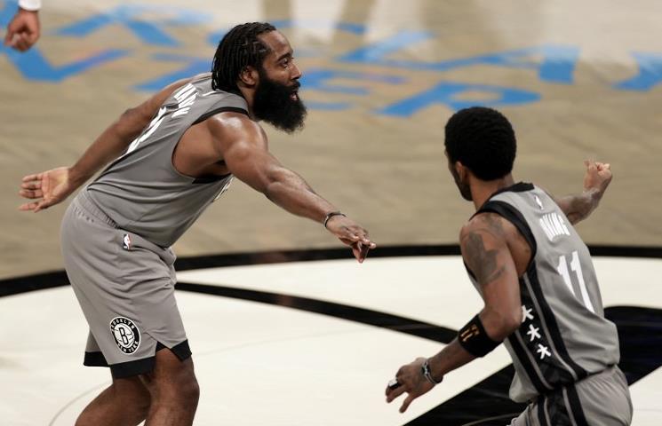 詹姆斯·哈登|疯狂的传球！哈登16个助攻再破队史，连科尔都称赞他