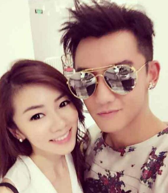 郑恺|郑恺30岁前任近照曝光，身材火辣气势汹汹，网友：还以为哪个大妈呢！