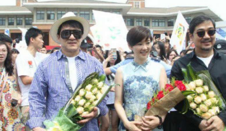 成龙|?67岁成龙从车顶钻出引围观！动作利落大力挥手，路边粉丝尖叫连连