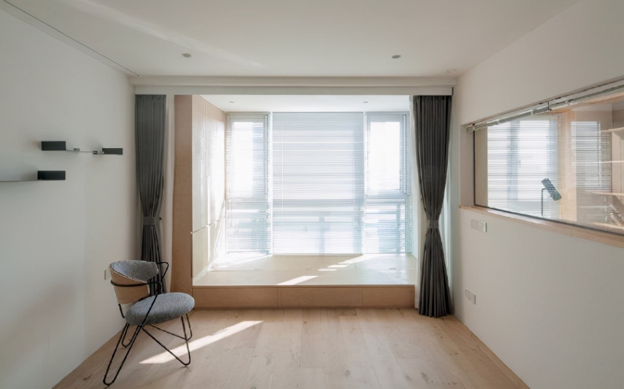 117平原木风三居室，颇具工业风的冷酷的墙面加上软装挺合适