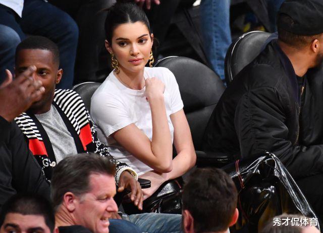 布克|爱情的力量!布克在詹娜面前一战封神,詹娜晒照球迷评论辣眼睛