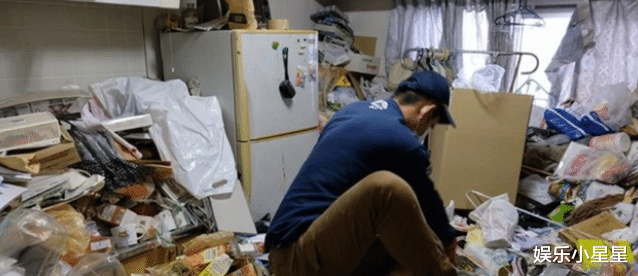 娱乐小星星|60岁宅男被手办压死，原因令人反思，有钱人买手办真就这么疯狂？