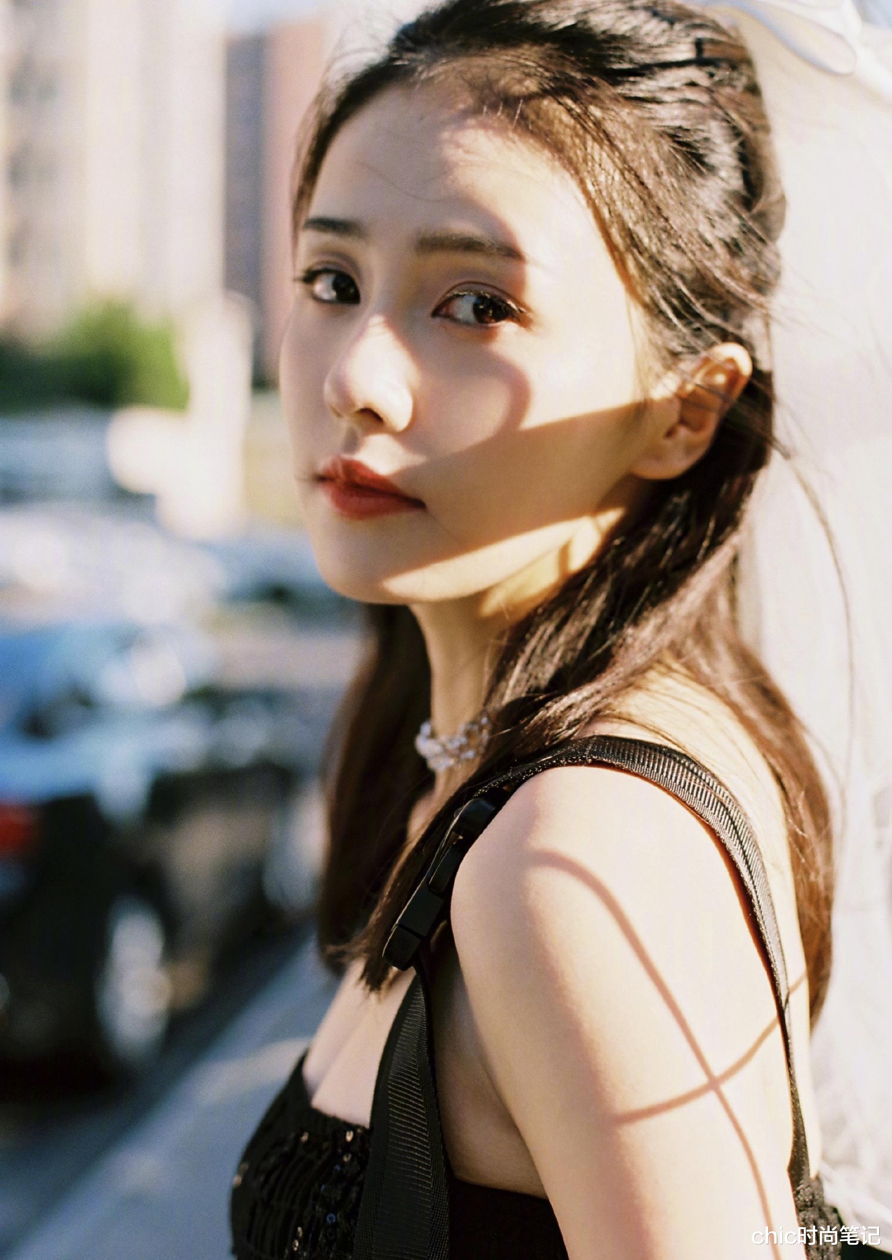 chic时尚笔记|剧里哭得那么共情的白鹿，私底下竟然是个大笑如小鹿的甜妹