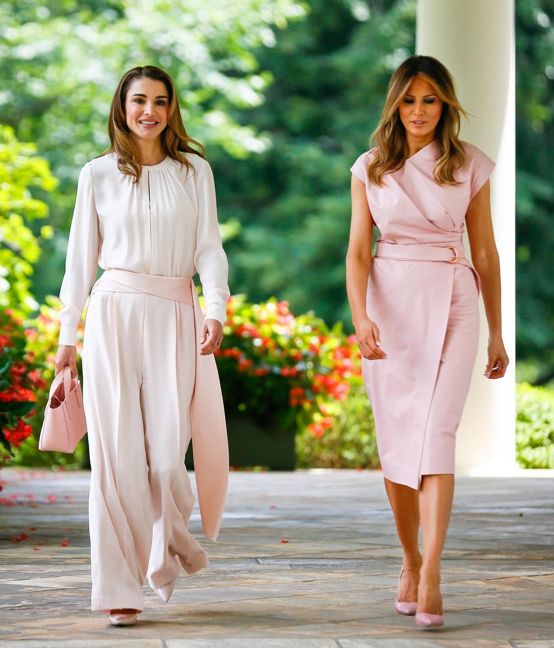 欧美时尚前线|“白配粉”清新优雅,王室女性都这么搭配,30+成熟女性可以学学