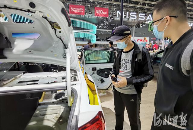 河北新闻网 河北石家庄：假日里来逛车展