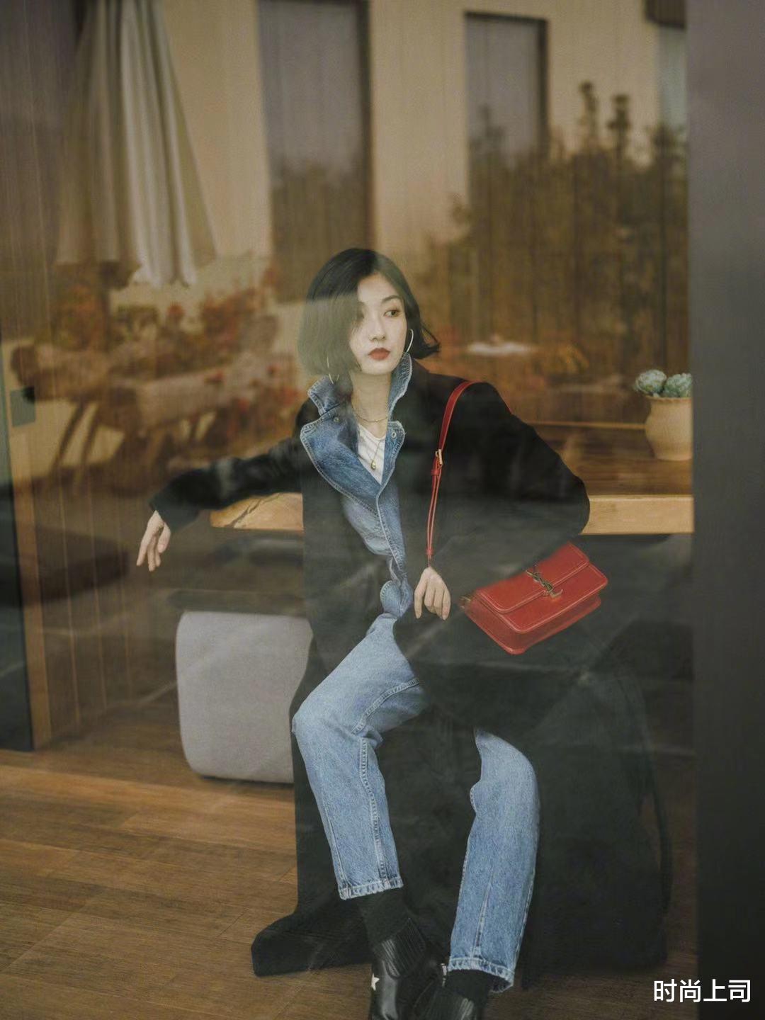 |牛仔连体裤搭配黑色大衣,看似简单,实则很高级