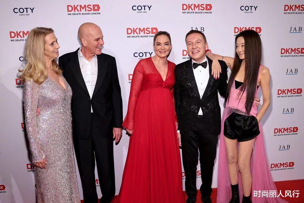 时尚丽人风行 72岁王薇薇穿婚纱走红毯！这次造型更大胆，直接露出内衣秀身材