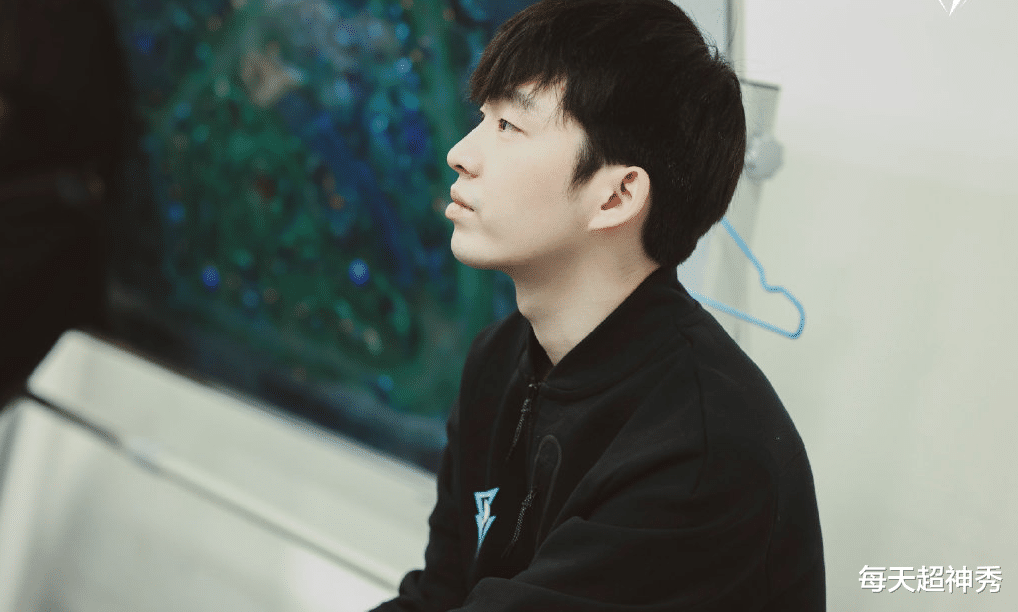 fpx战队|Cryin辛德拉接管团战，UP小组赛豪取四连胜，FPX处境不容乐观