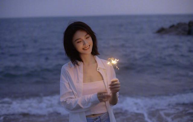 旗袍公馆 “坏女人”毛林林原来这么温柔，穿衬衫配短裤减龄又日常，真时尚