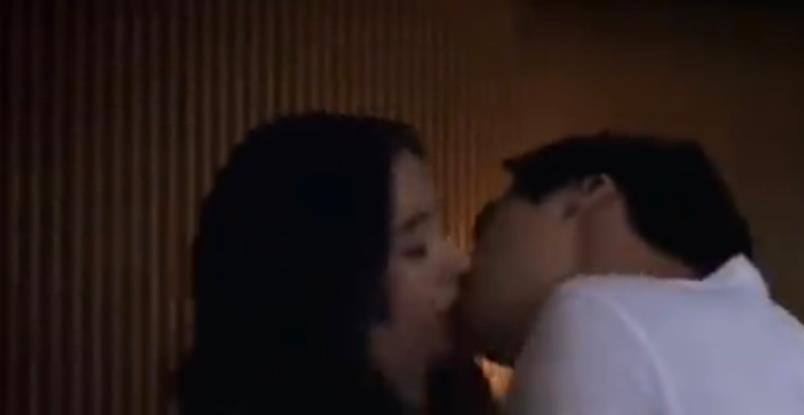 杨幂|杨幂与小9岁男星拍吻戏，男方吻完后用纸巾擦嘴，杨幂发笑显尴尬