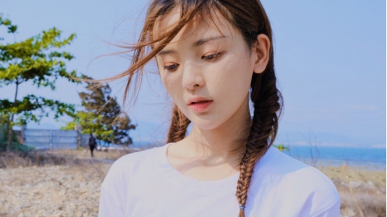 |杨超越：感觉是那种家里贫穷，家里教育跟不上，但幸运地成功了！