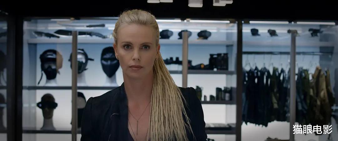 查理兹·塞隆|46岁塞隆海边度假，穿黄色泳衣身材抢镜，她是速度与激情大反派