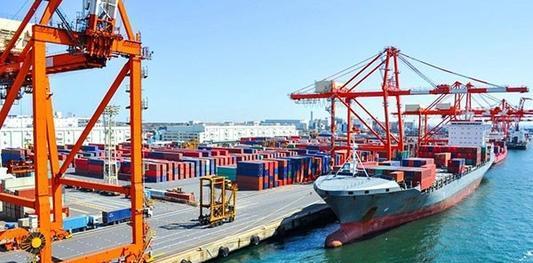 小妃旅 港口堆积如山，损失300万吨货物，孟国笑称：感谢让出中国市场