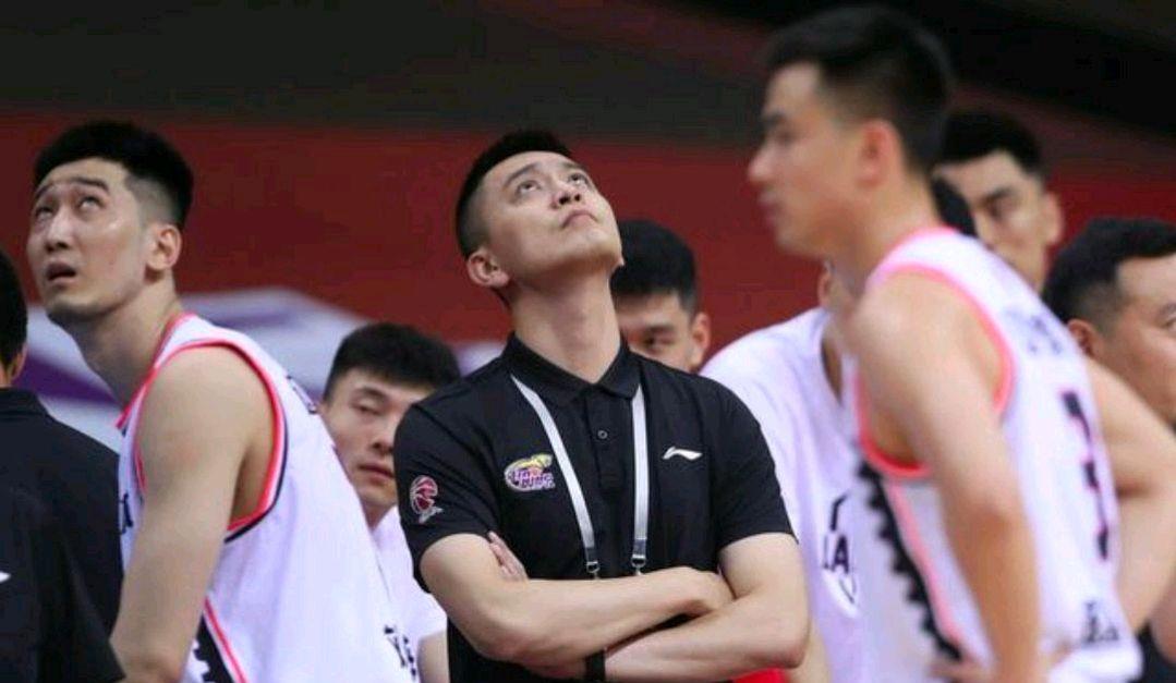 杨鸣|后院起火？杨鸣绯闻女友持续挑战原配 第一帅连夜澄清 球队已介入