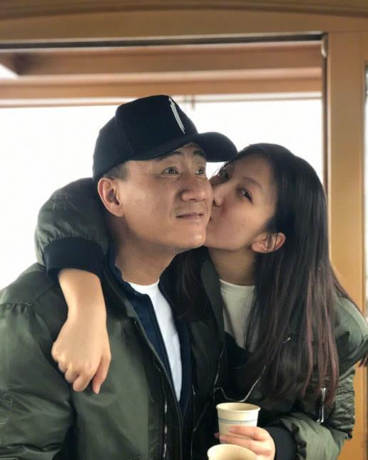 五行阁宝宝名字分享|李亚鹏亲15岁女儿李嫣的大腿引争议，胡军也对女儿做过类似的事情