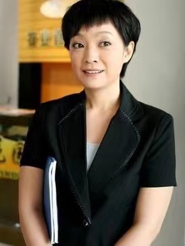 闲鱼有话说|张嘉译携老婆亮相，52岁穿极简黑白美得优雅大气，两人看着真登对