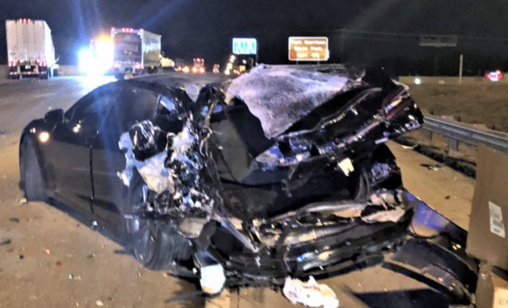 半挂车 特斯拉Model 3在半挂车以近百公里的时速撞上后,完美保护了司机