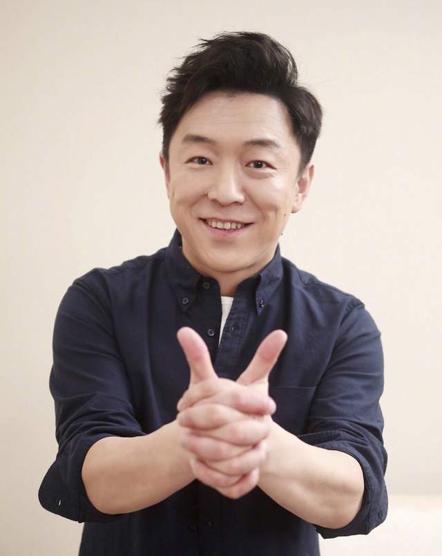 黄渤|黄渤于和伟自曝酒店遭偷窥，熟睡中女保洁推门进，未穿衣被求合照